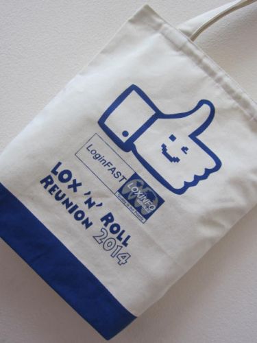 ถุงผ้าดิบ ลดโลกร้อน สกรีนลาย ของคุณลูกค้า ผลิตโดย baginlove.com
